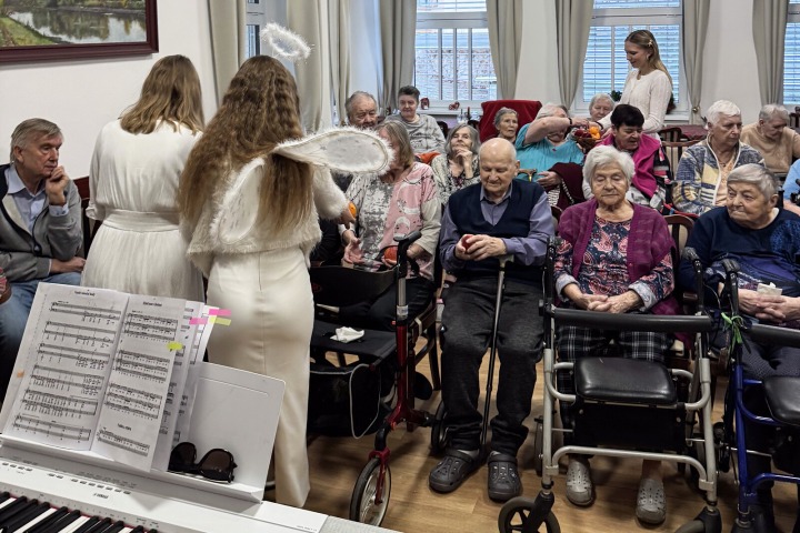 Vánoční zpívání v&nbsp;domově seniorů v&nbsp;Poděbradech